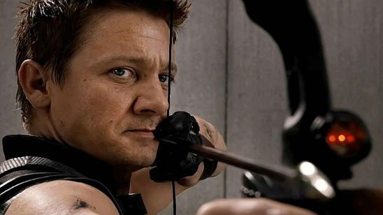 Imagem da notícia Jeremy Renner mostra novo logo de Capitão América: Guerra Civil