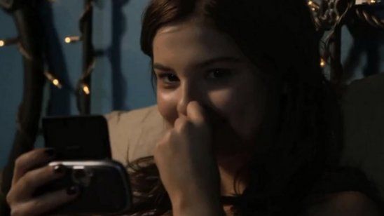 Imagem da notícia Exclusivo: Susto interfere clima de namoro virtual no clipe legendado de Sobrenatural - A Origem