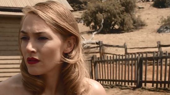 Imagem da notícia Kate Winslet, muito bem vestida, seduz Liam Hemsworth no trailer de The Dressmaker