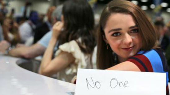 Imagem da notícia O que acontece quando uma fã pede para Arya Stark criar uma frase para seu anuário? Vem ver!