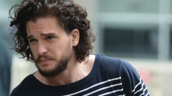 Kit Harington é visto embarcando para Belfast junto ao elenco de Game of Thrones