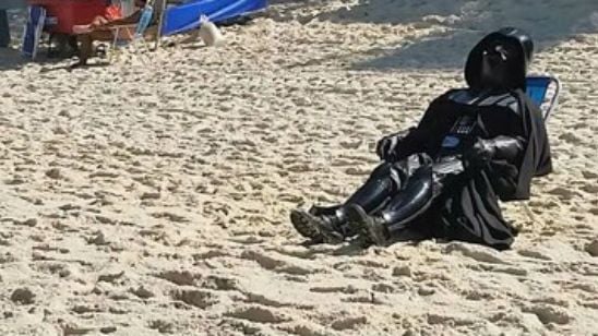 Imagem da notícia Darth Vader, de Star Wars, vai à praia na Cidade Maravilhosa