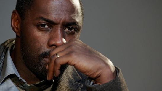 Autor de livro de 007 diz que Idris Elba é muito "das ruas" para interpretar James Bond, mas logo se arrepende