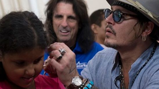 Imagem da notícia Johnny Depp ajudou crianças com problemas auditivos antes de seu show no Rock in Rio