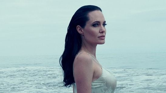 Angelina Jolie Pitt fala sobre a parceria com o marido em À Beira Mar e esclarece: "Não é autobiográfico"