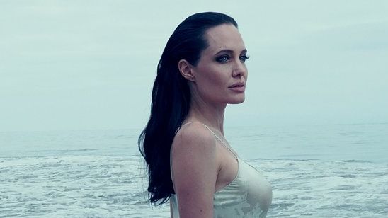 Imagem da notícia Angelina Jolie Pitt fala sobre a parceria com o marido em À Beira Mar e esclarece: "Não é autobiográfico"