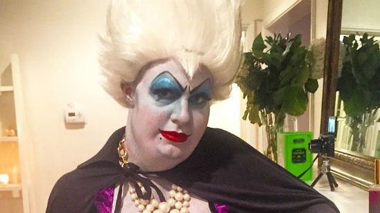 Imagem da notícia Ator de Arrow vai à festa a fantasia vestido de Úrsula da Pequena Sereia e fica irreconhecível!