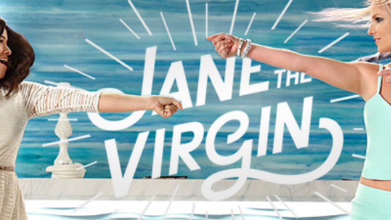 Britney Spears dança e joga os cabelos na primeira foto de sua participação em Jane The Virgin