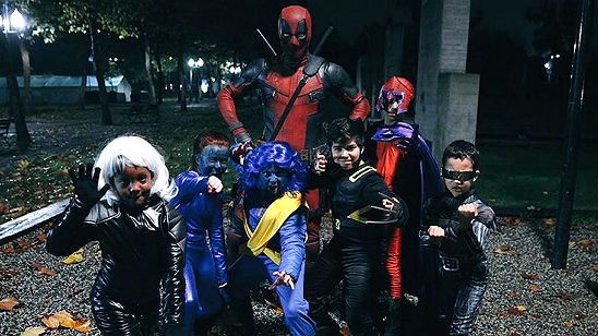 Imagem da notícia Deadpool passou o Halloween trollando pequenos X-Men