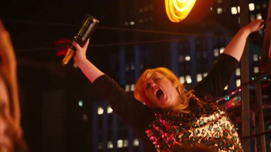 Imagem da notícia Como ser solteira? Rebel Wilson ensina em How To Be Single