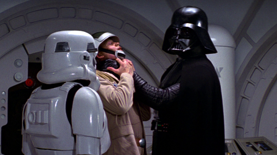 Imagem da notícia Homem vestido de Darth Vader tenta assaltar loja, mas acaba atingido por pote de molho