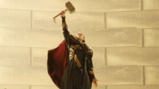 Imagem da notícia Loki levanta o martelo Mjolnir em cena deletada de Thor: O Mundo Sombrio
