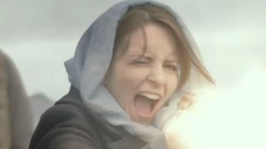 Imagem da notícia Tina Fey vai para a guerra no primeiro trailer de Whiskey Tango Foxtrot