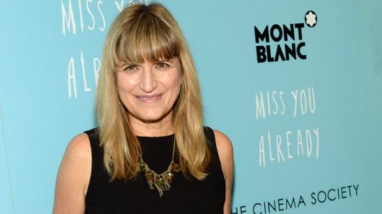 Imagem da notícia Entrevista exclusiva: "Queria manter o humor ao abordar a doença", diz Catherine Hardwicke sobre Já Estou com Saudades
