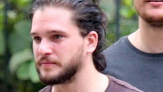 Imagem da notícia Rumor: Kit Harington teria revelado o destino de Jon Snow em festa no Rio de Janeiro