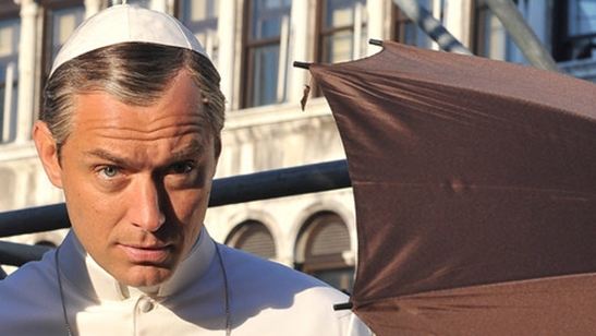 Jude Law surge como papa em novas fotos da série The Young Pope