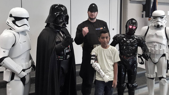 Imagem da notícia Darth Vader entrega prótese à menino que nasceu sem braço