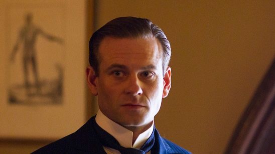 Imagem da notícia Ator da série The Knick vai interpretar rival de Christian Grey em Cinquenta Tons Mais Escuros