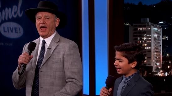 Imagem da notícia Bill Murray e Neel Sethi, o Mogli, cantam The Bare Necessities em programa de TV