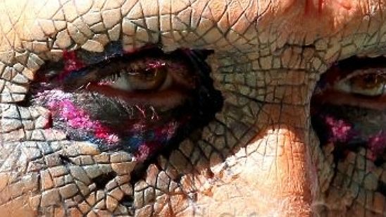 Imagem da notícia Doutor Estranho: Novas fotos com o super-herói ferido e a maquiagem insana do vilão