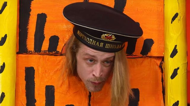 Imagem da notícia Macaulay Culkin, que estrela adaptação psicodélica de Aladdin, diz que continua "essencialmente aposentado"