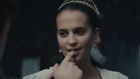 Imagem da notícia Alicia Vikander se apaixona pela pessoa errada no trailer do drama Tulip Fever