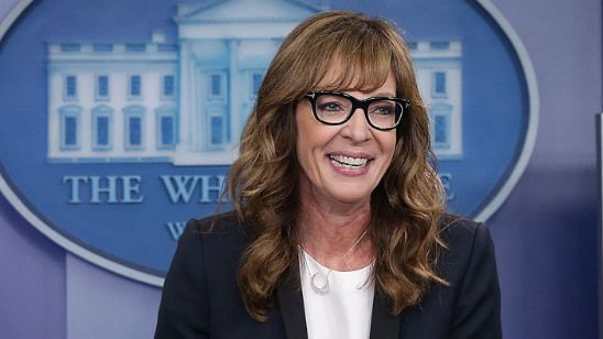 Imagem da notícia Allison Janney faz aparição surpresa na Casa Branca como a personagem C.J. Gregg de The West Wing
