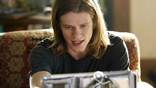 Lucas Till, de X-Men, mostra seus outros poderes no primeiro trailer do novo MacGyver