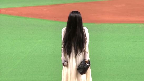 Espíritos de O Chamado e O Grito invadem jogo de beisebol para promover Sadako vs Kayako