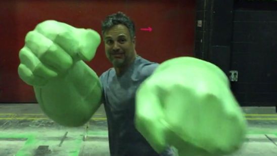 Imagem da notícia Mark Ruffalo se transforma no Hulk em divertido vídeo dos bastidores de Thor 3