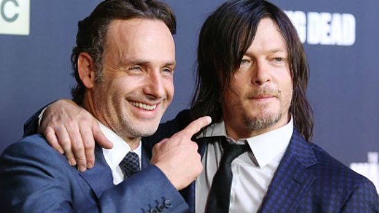 Imagem da notícia Norman Reedus faz pegadinha com Andrew Lincoln no set de The Walking Dead