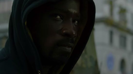 Imagem da notícia Comic-Con 2016: Novo vídeo promocional das séries Marvel-Netflix traz cenas inéditas de Luke Cage