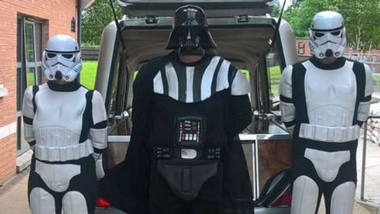 Fã de Star Wars ganha funeral temático com a presença de Darth Vader e Stormtroopers