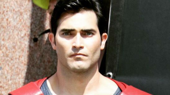 Imagem da notícia Supergirl: Tyler Hoechlin assume a vida dupla de Clark Kent em fotos do set de filmagens