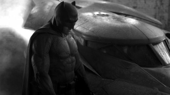 Imagem da notícia Homem-Morcego mostra sorrisão em nova imagem dos bastidores de Batman Vs Superman