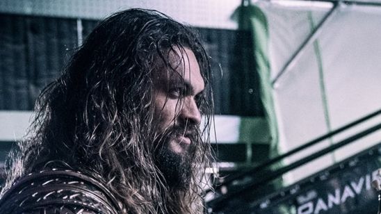 Imagem da notícia Aquaman toca guitarra nos bastidores de Liga da Justiça