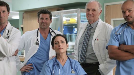 Imagem da notícia Astros de Grey's Anatomy, House, ER e Scrubs se reúnem em comercial de plano de saúde