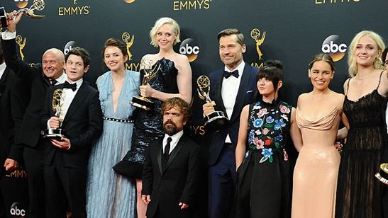 Emmy Awards 2016: Game of Thrones se consagra como maior vencedora da história e produtores falam sobre spin-off