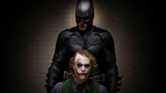 Imagem da notícia Homem vestido de Batman está perseguindo palhaços na Inglaterra