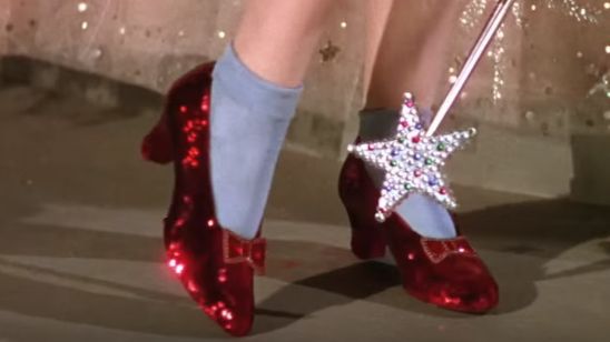 Imagem da notícia Campanha coletiva é lançada para preservar os sapatos vermelhos de Dorothy em O Mágico de Oz
