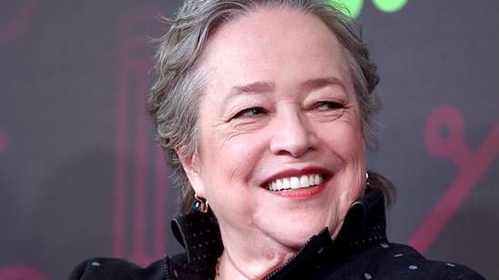 Imagem da notícia Feud: Kathy Bates entra para o elenco da nova série de Ryan Murphy