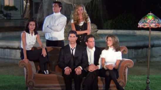Imagem da notícia Jennifer Aniston revela que os atores de Friends não gostavam da clássica música de abertura