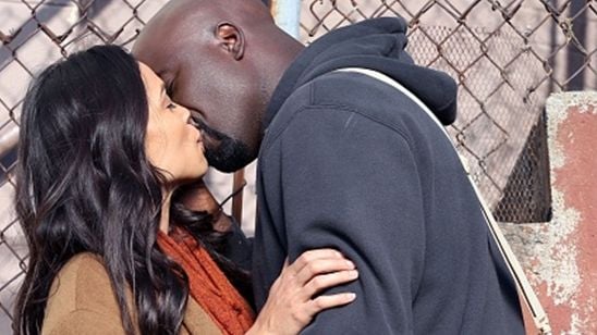 Imagem da notícia Claire Temple e Luke Cage estão em clima de romance em novas imagens de Os Defensores