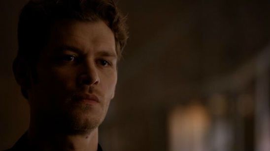 Klaus aparece acorrentado na primeira foto da nova temporada de The Originals