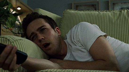 Imagem da notícia Estudo indica que fazer maratona de séries aumenta o risco de morte precoce