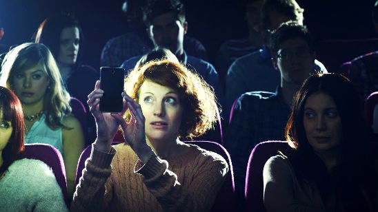 Imagem da notícia Apple pode desenvolver "modo cinema" para você usar o celular à vontade no meio da sessão