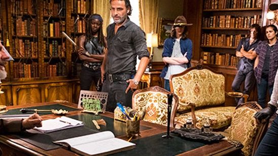 Imagem da notícia The Walking Dead: Nova foto do retorno da temporada traz o grupo de Rick conversando com Gregory