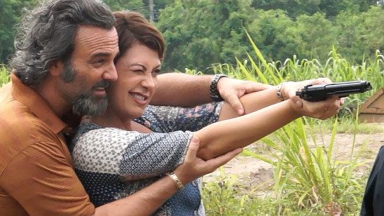 Imagem da notícia Como é Cruel Viver Assim: Elenco pratica tiro ao alvo no set do novo filme de Julia Rezende (Exclusivo)