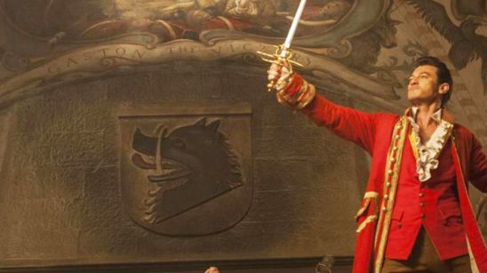 Imagem da notícia Luke Evans e Josh Gad cantam "Gaston" em novo clipe de A Bela e a Fera