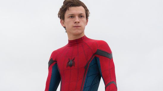 Imagem da notícia Para evitar spoilers, Tom Holland queima roteiro de Vingadores: Guerra Infinita